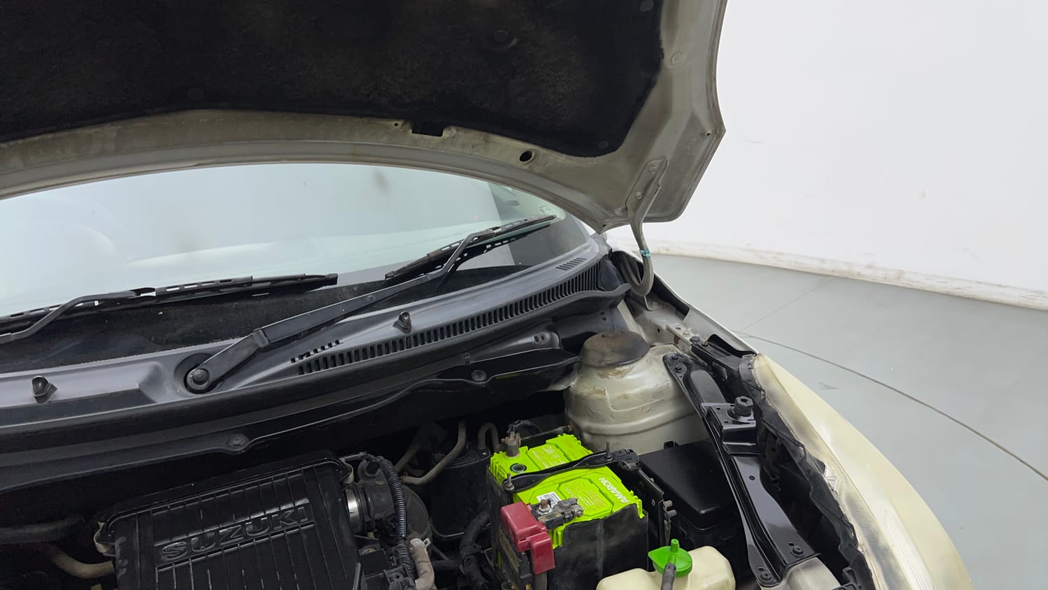 Used 2013 Maruti Suzuki Swift LXi Petrol Manual engine ENGINE LEFT SIDE HINGE & APRON VIEW
