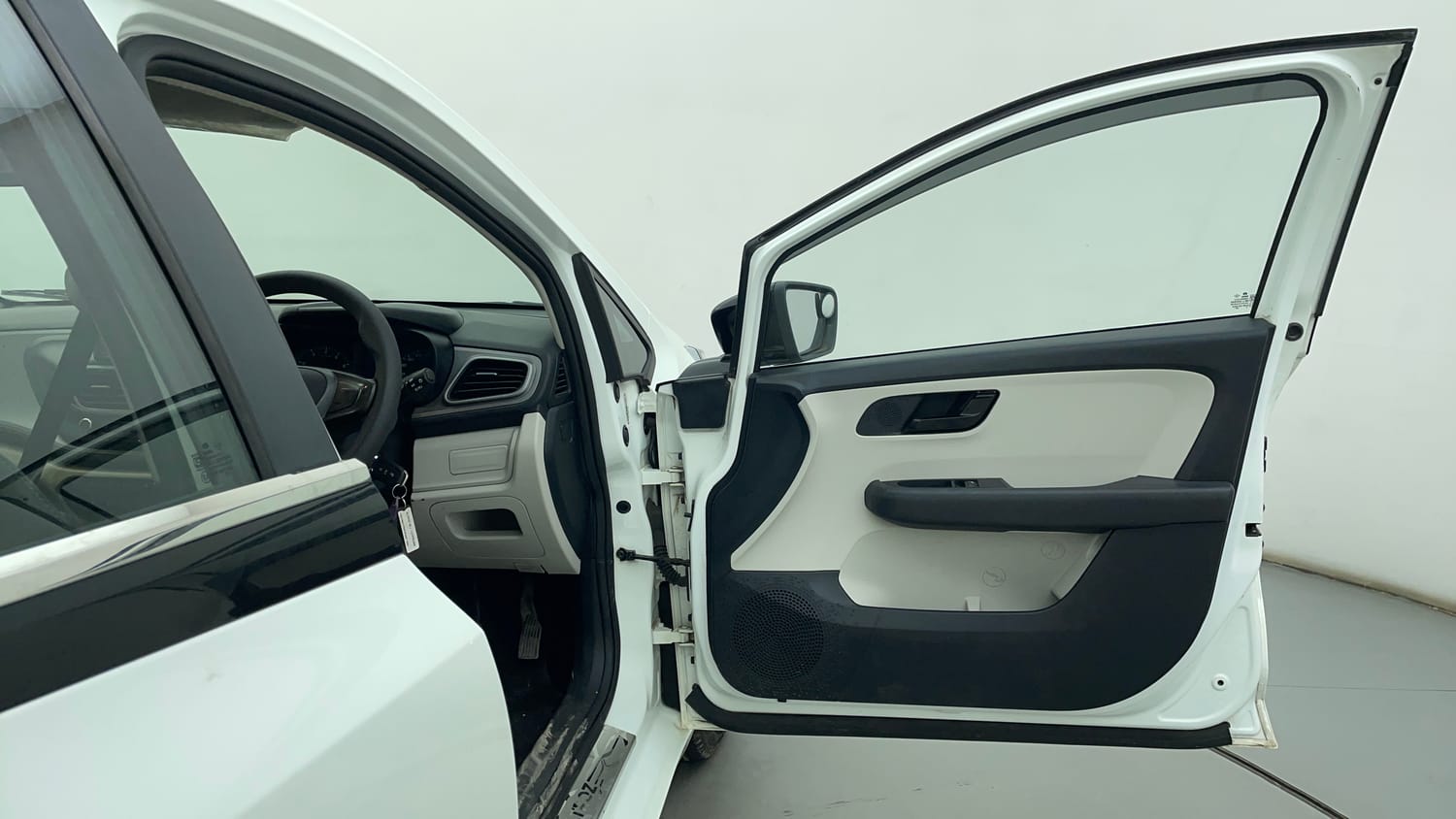 Used 2022 Tata Altroz XE Plus Petrol Petrol Manual interior RIGHT FRONT DOOR OPEN VIEW