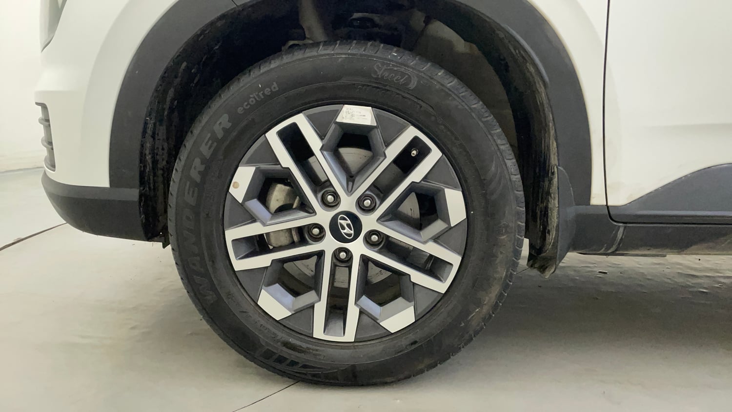 Used 2023 Hyundai Venue SX 1.5 CRDi Diesel Manual tyres LEFT FRONT TYRE RIM VIEW