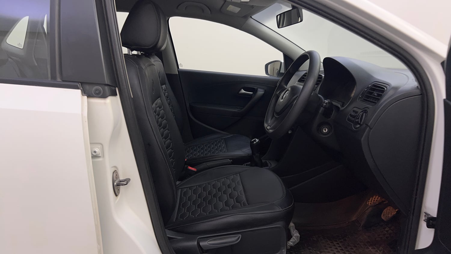 Used 2018 Volkswagen Polo Comfortline 1.0L (P) Petrol Manual interior RIGHT SIDE FRONT DOOR CABIN VIEW