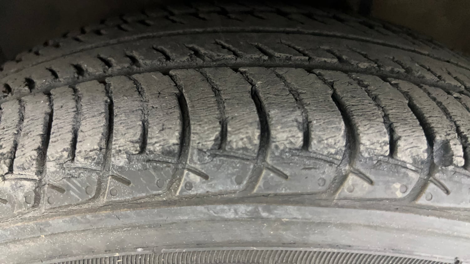 Used 2015 Maruti Suzuki Celerio VXi AMT Petrol Automatic tyres LEFT FRONT TYRE TREAD VIEW