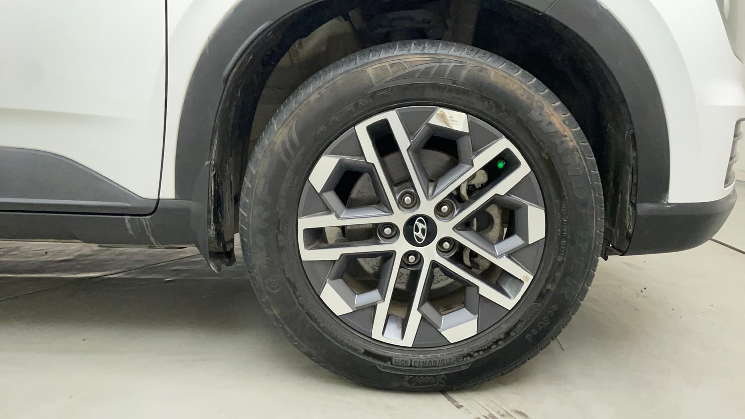 Used 2023 Hyundai Venue SX 1.5 CRDi Diesel Manual tyres RIGHT FRONT TYRE RIM VIEW