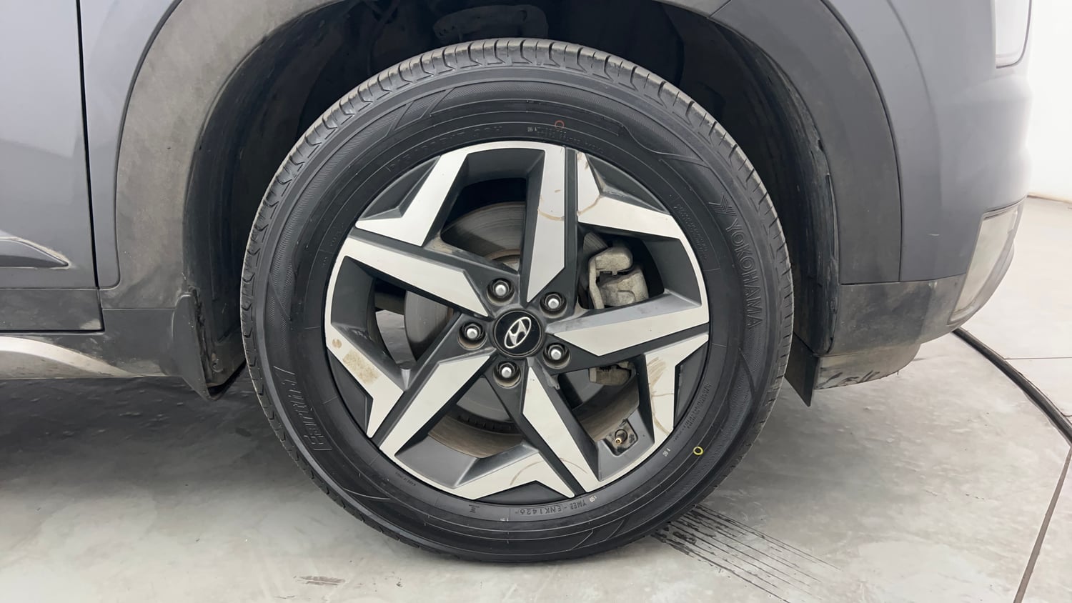Used 2022 Hyundai Alcazar Prestige 7 STR 2.0 Petrol Petrol Manual tyres RIGHT FRONT TYRE RIM VIEW