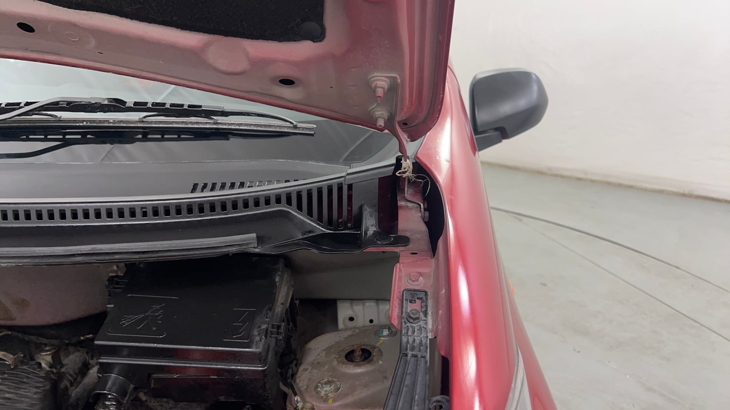 Used 2018 Datsun Redi-GO T(O) 1.0 Petrol Manual engine ENGINE LEFT SIDE HINGE & APRON VIEW