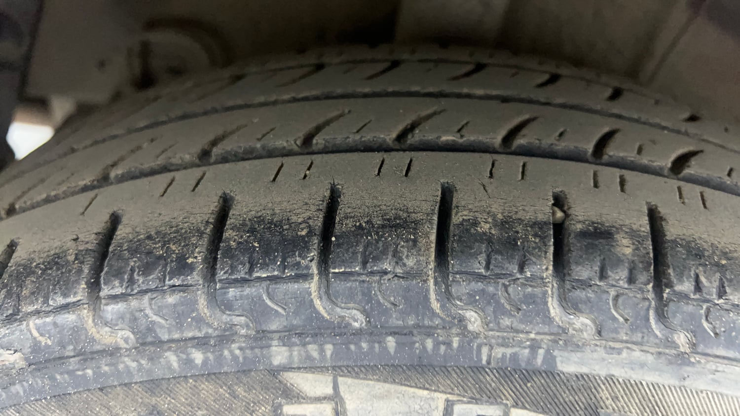 Used 2017 Hyundai Grand i10 Asta AT 1.2 Kappa VTVT (O) Petrol Automatic tyres RIGHT REAR TYRE TREAD VIEW