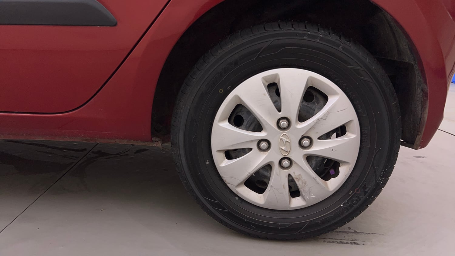 Used 2013 Hyundai i10 Magna 1.2 Kappa2 Petrol Manual tyres LEFT REAR TYRE RIM VIEW