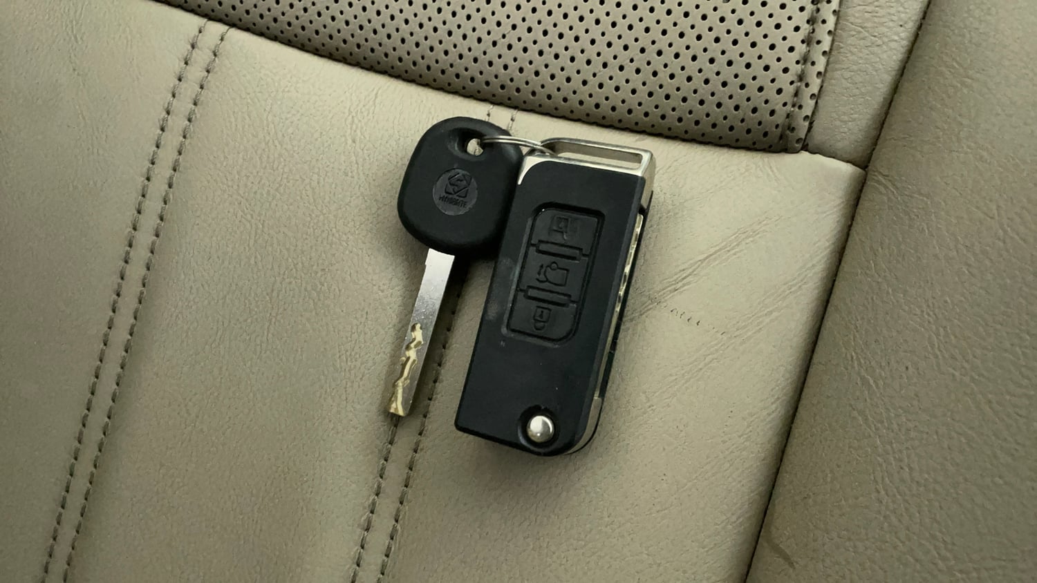 Used 2016 Mahindra XUV500 W8 AT Diesel Automatic extra CAR KEY VIEW
