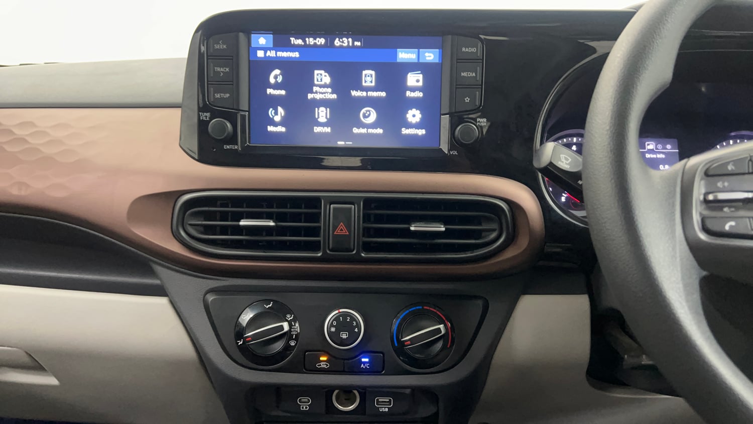 Used 2024 Hyundai Aura SX 1.2 CNG Cng Manual interior MUSIC SYSTEM & AC CONTROL VIEW