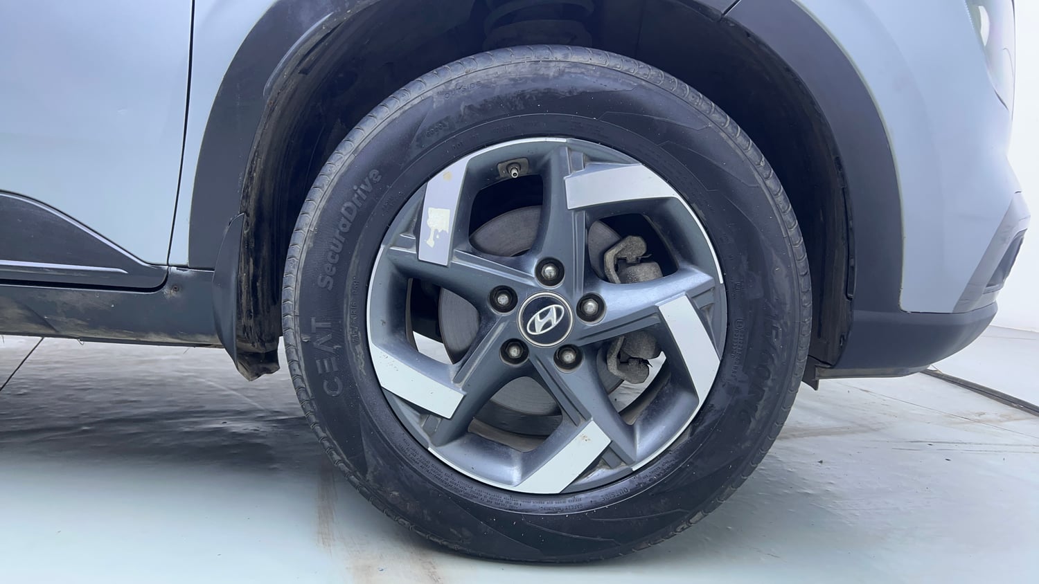 Used 2021 Hyundai Venue SX Plus 1.0 Turbo DCT Petrol Automatic tyres RIGHT FRONT TYRE RIM VIEW