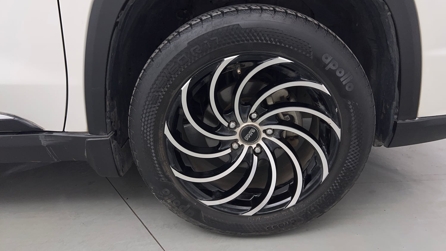 Used 2024 Maruti Suzuki Grand Vitara Delta CNG Cng Manual tyres RIGHT FRONT TYRE RIM VIEW