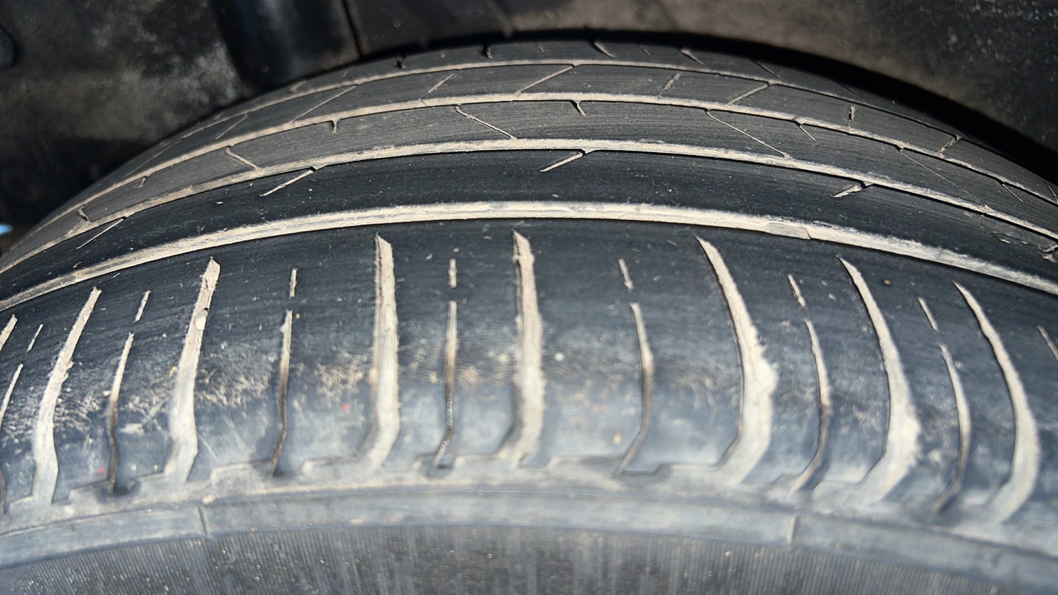 Used 2021 Hyundai Venue SX Plus 1.0 Turbo DCT Petrol Automatic tyres RIGHT REAR TYRE TREAD VIEW