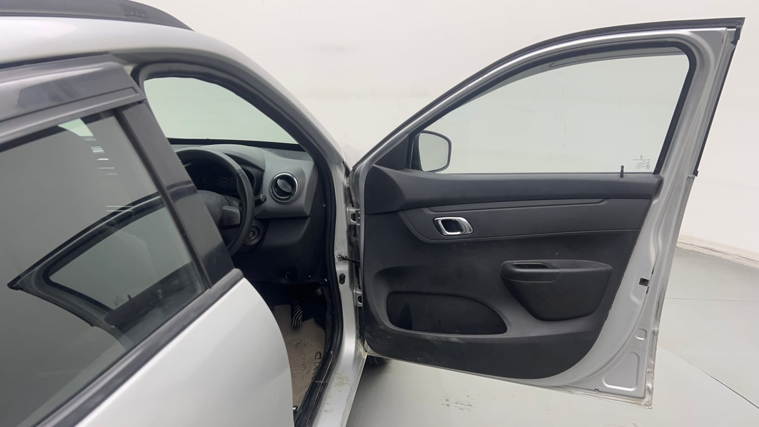Used 2018 Renault Kwid RXT Opt Petrol Manual interior RIGHT FRONT DOOR OPEN VIEW