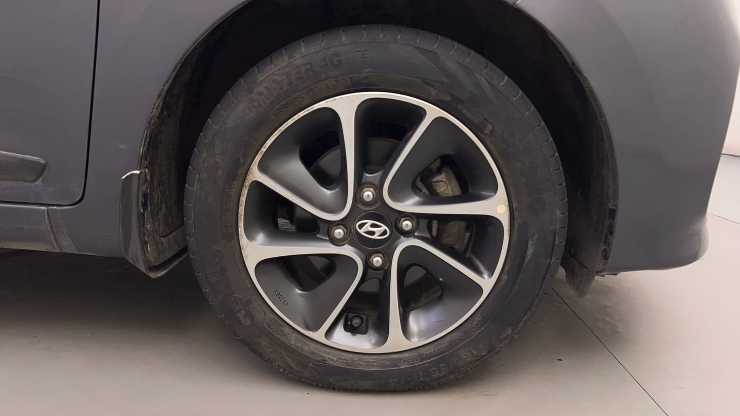 Used 2017 Hyundai Grand i10 Sportz (O) AT 1.2 Kappa VTVT Petrol Automatic tyres RIGHT FRONT TYRE RIM VIEW