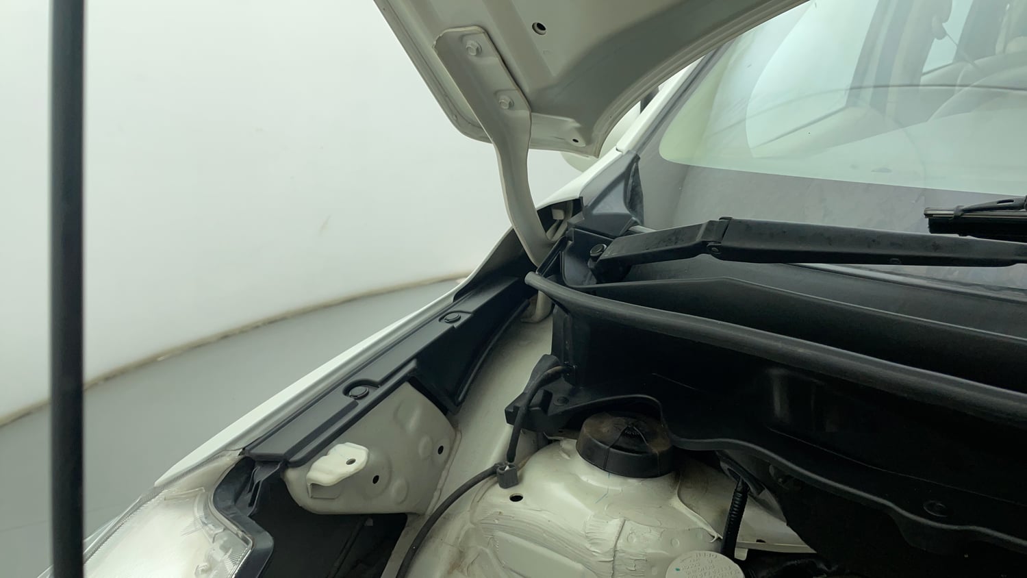 Used 2022 Maruti Suzuki Ertiga ZXi AT Petrol Automatic engine ENGINE RIGHT SIDE HINGE & APRON VIEW