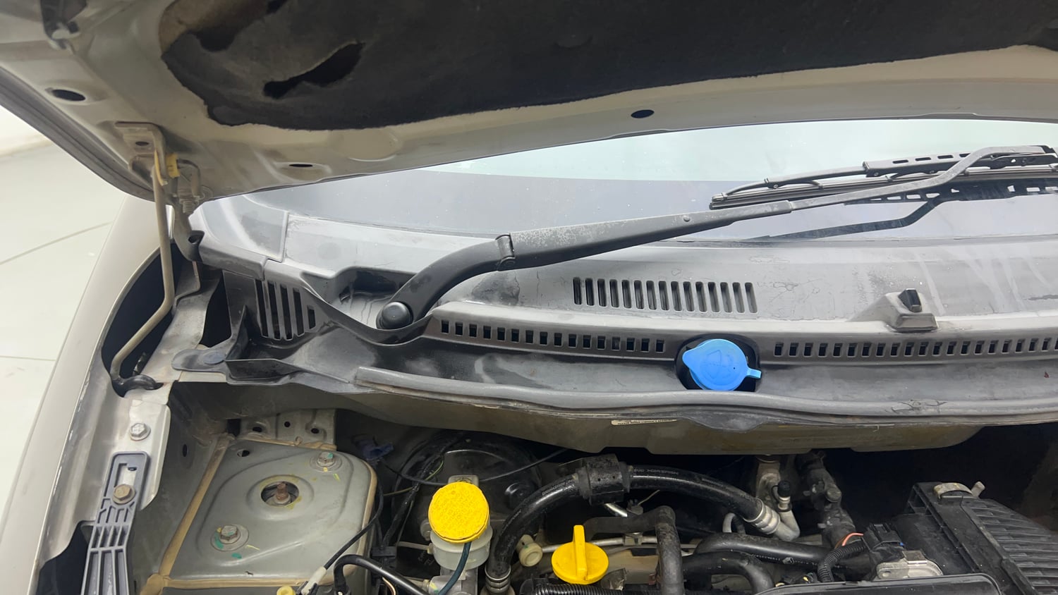 Used 2018 Datsun Redi-GO T (O) Petrol Manual engine ENGINE RIGHT SIDE HINGE & APRON VIEW