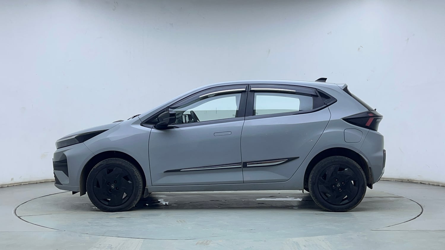 Used 2026 Tata Altroz Creative Petrol 5AMT Petrol Automatic exterior LEFT SIDE VIEW