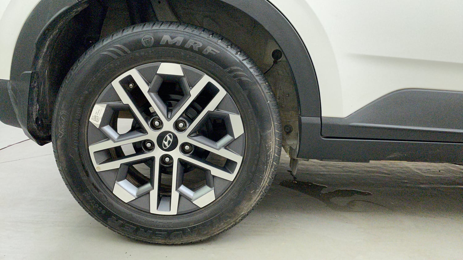 Used 2023 Hyundai Venue SX 1.5 CRDi Diesel Manual tyres RIGHT REAR TYRE RIM VIEW
