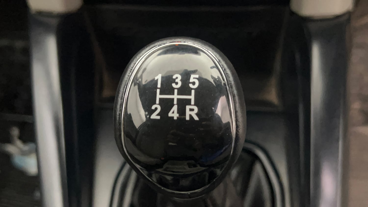 Used 2017 Ford EcoSport Ambiente 1.5L Ti-VCT Petrol Manual interior GEAR  KNOB VIEW