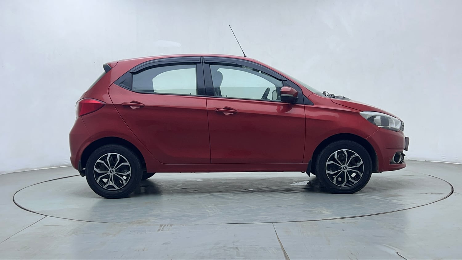 Used 2019 Tata Tiago Revotron XZ w/o Alloy Petrol Manual exterior RIGHT SIDE VIEW
