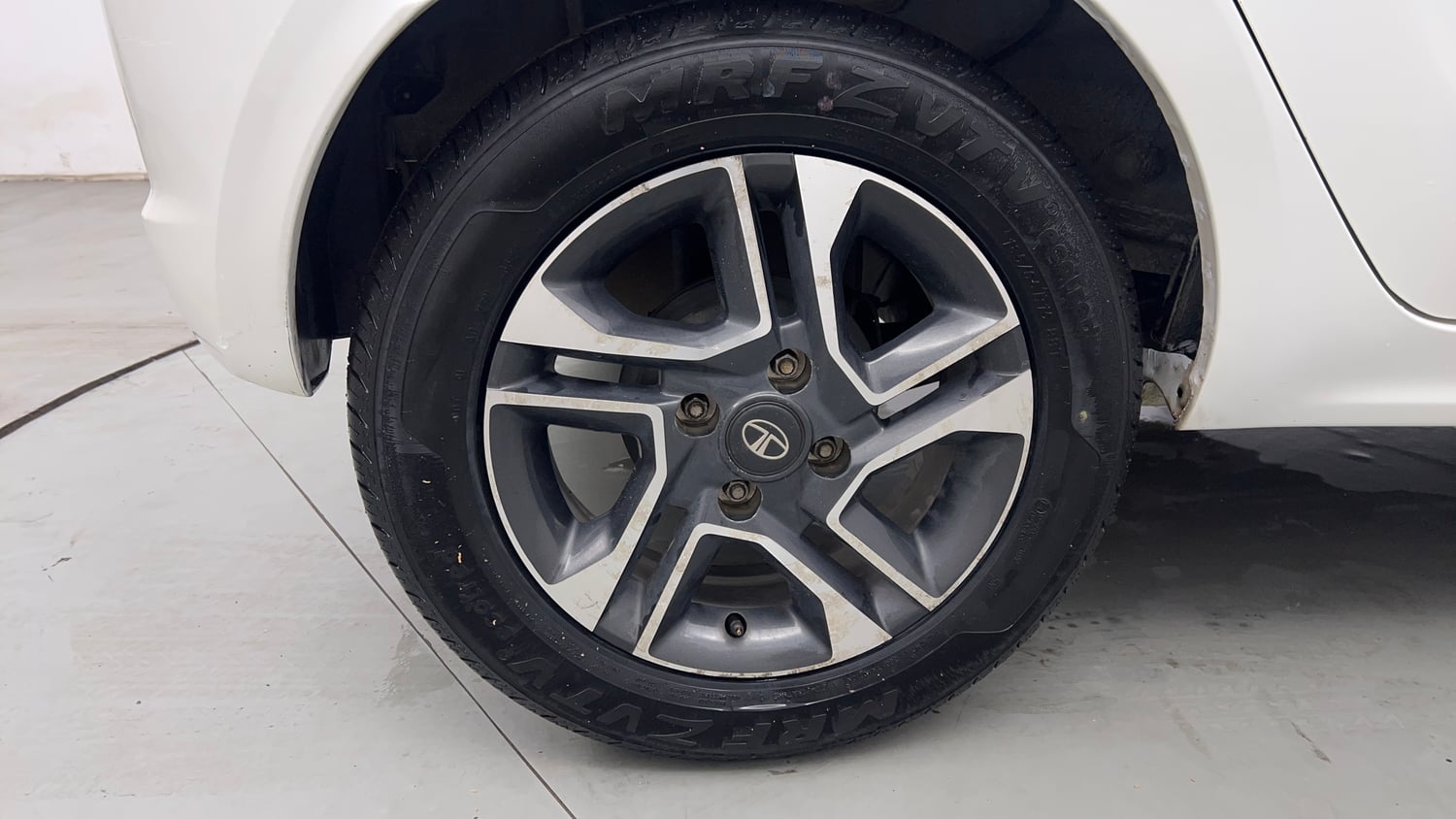 Used 2019 Tata Tiago Revotron XZ Plus Petrol Manual tyres RIGHT REAR TYRE RIM VIEW