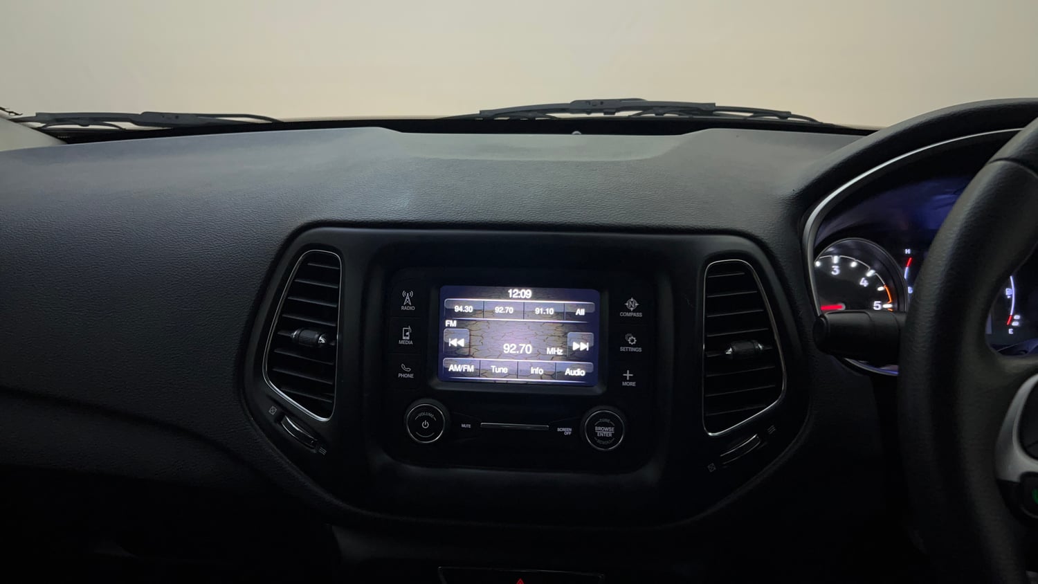 Used 2018 Jeep Compass Sport 2.0 Diesel Diesel Manual top_features Integrated (in-dash) music system