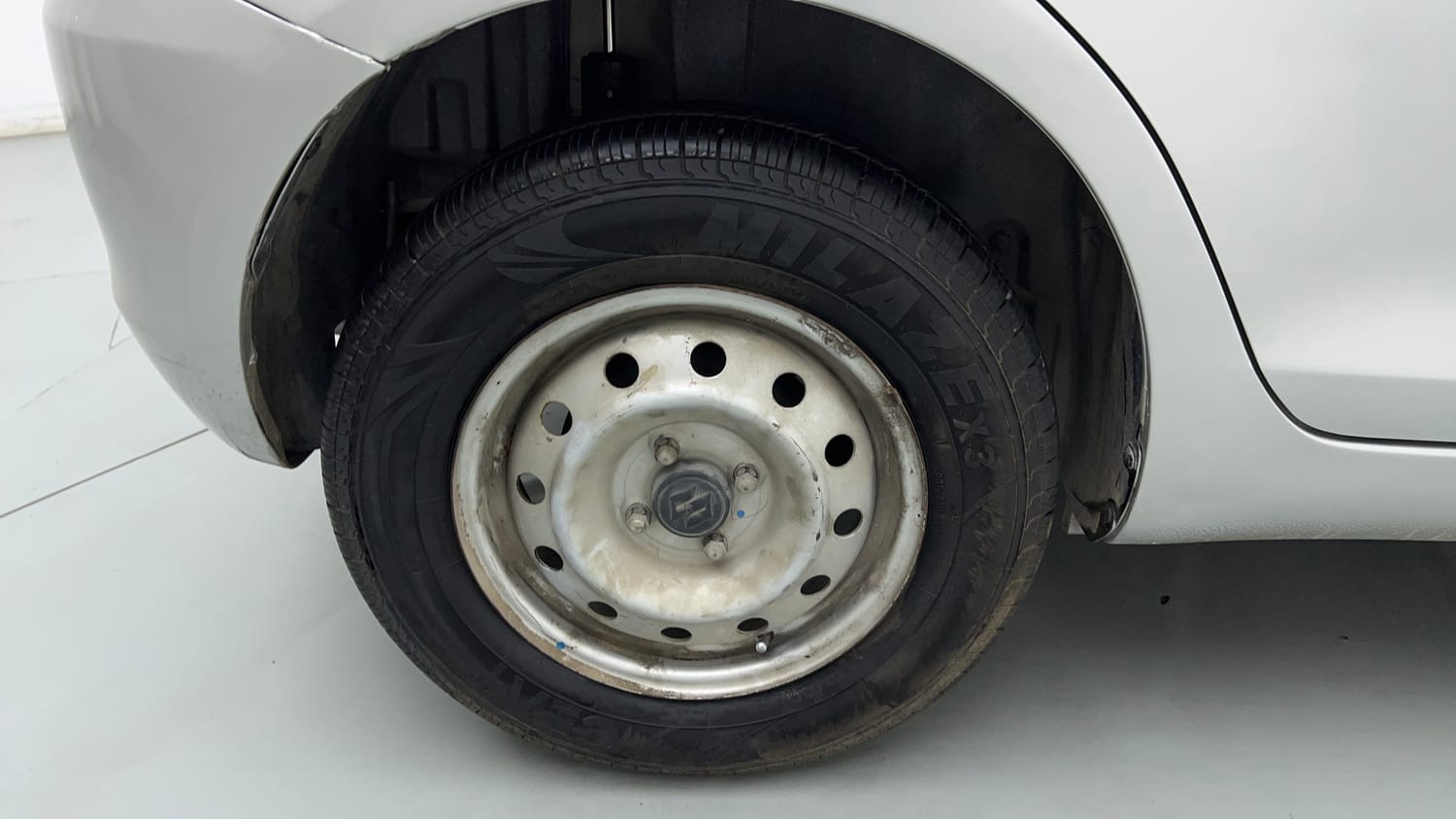 Used 2013 Maruti Suzuki Swift LXi Petrol Manual tyres RIGHT REAR TYRE RIM VIEW