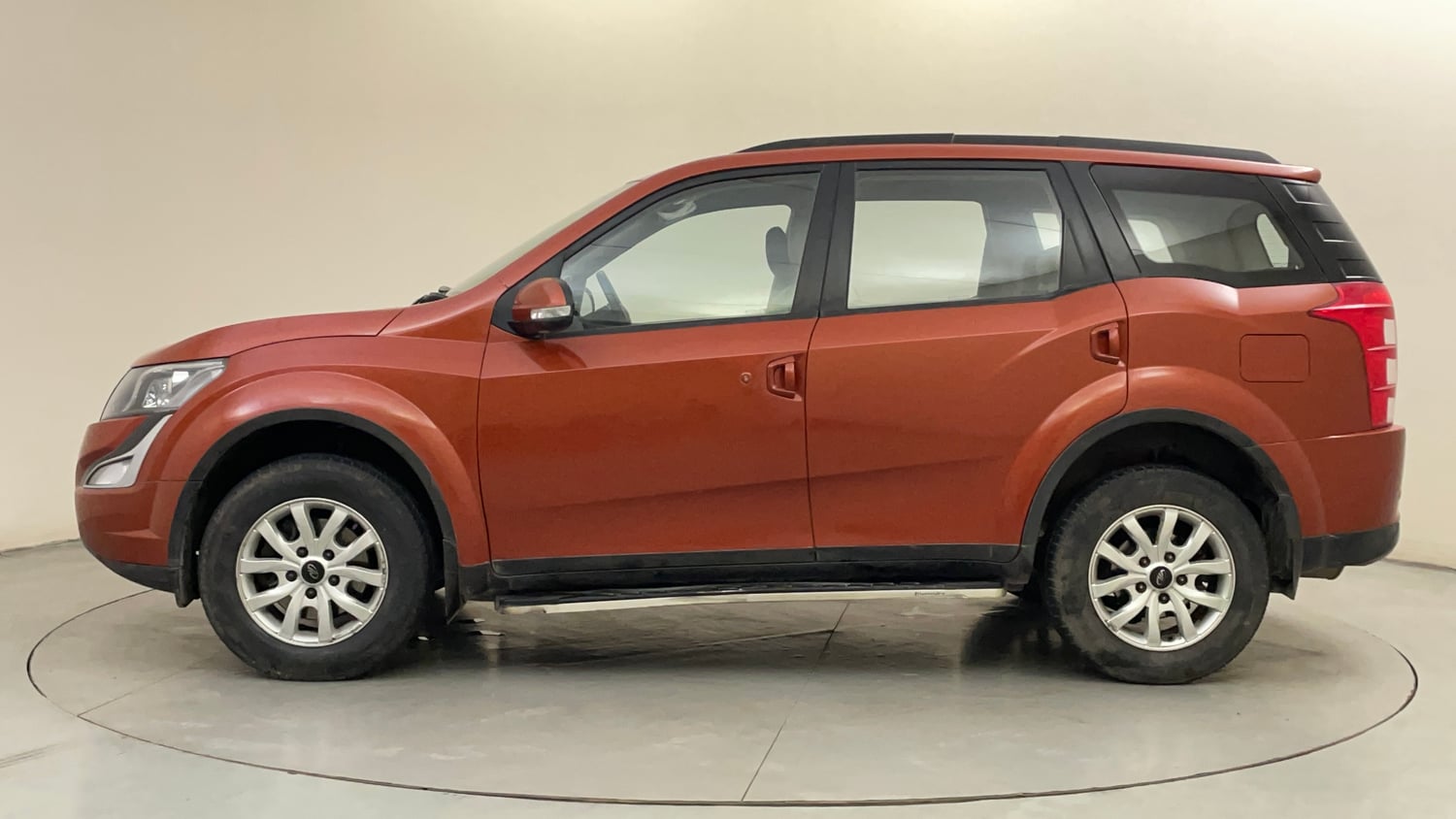 Used 2016 Mahindra XUV500 W8 AT Diesel Automatic exterior LEFT SIDE VIEW