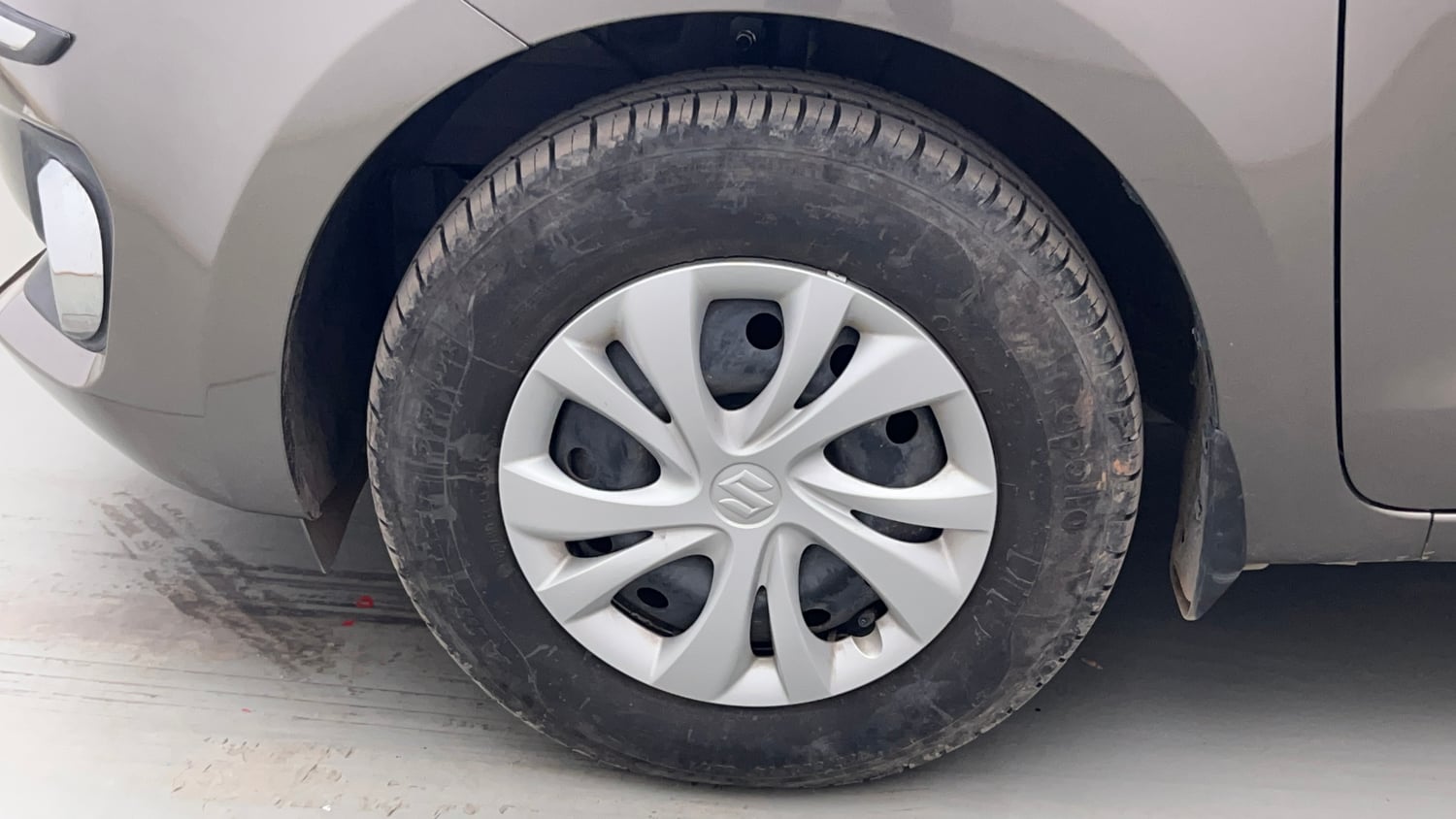 Used 2023 Maruti Suzuki Swift VXi Petrol Manual tyres LEFT FRONT TYRE RIM VIEW