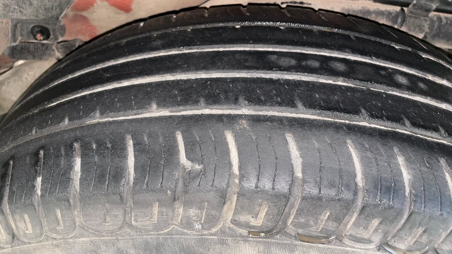Used 2016 Mahindra XUV500 W8 AT Diesel Automatic tyres LEFT REAR TYRE TREAD VIEW