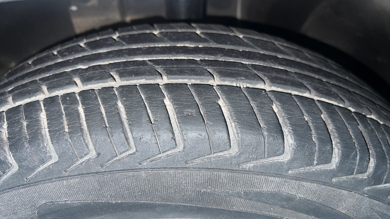 Used 2018 Renault Kwid RXT Opt Petrol Manual tyres LEFT FRONT TYRE TREAD VIEW