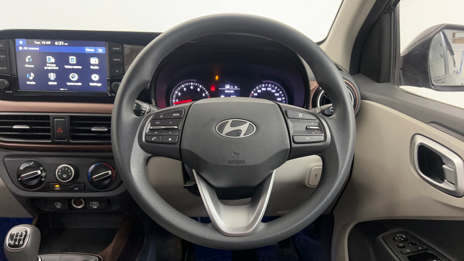 Used 2024 Hyundai Aura SX 1.2 CNG Cng Manual interior STEERING VIEW