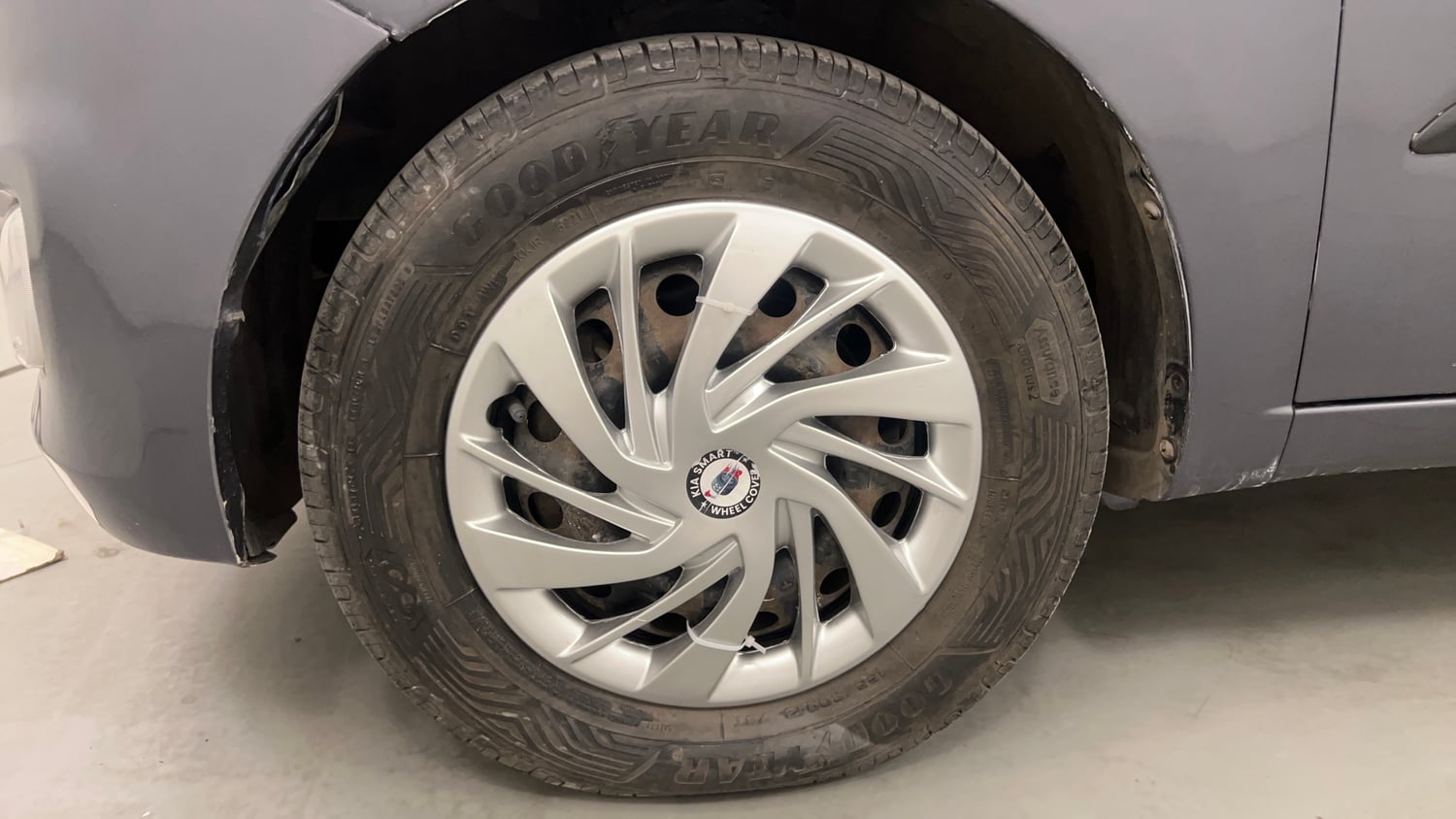 Used 2014 Hyundai i10 Sportz 1.1 iRDE2 Petrol Manual tyres LEFT FRONT TYRE RIM VIEW