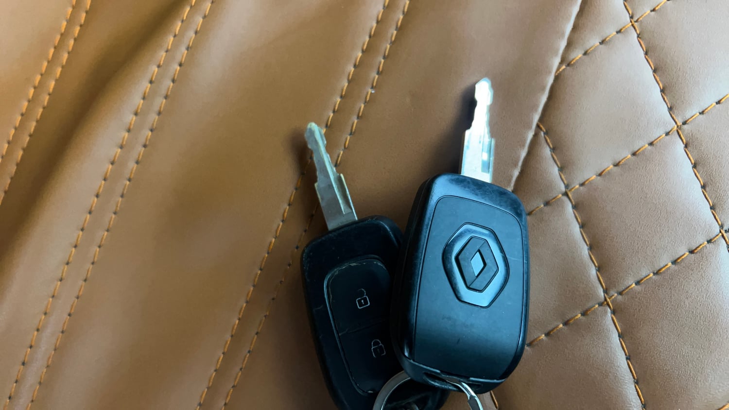 Used 2024 Renault Kwid RXT 1.0L Petrol Manual extra CAR KEY VIEW