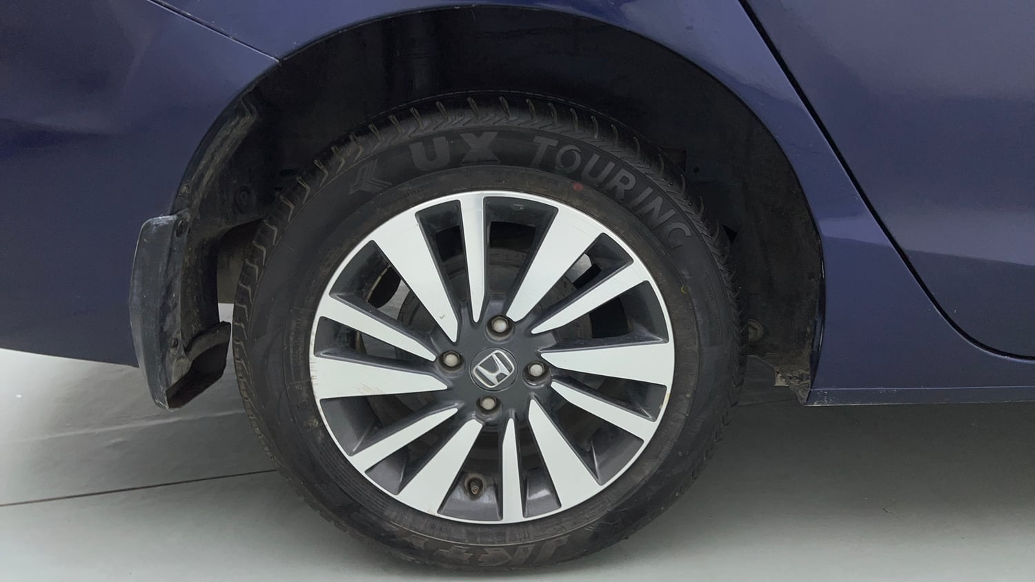 Used 2023 Honda City V Petrol MT Petrol Manual tyres RIGHT REAR TYRE RIM VIEW