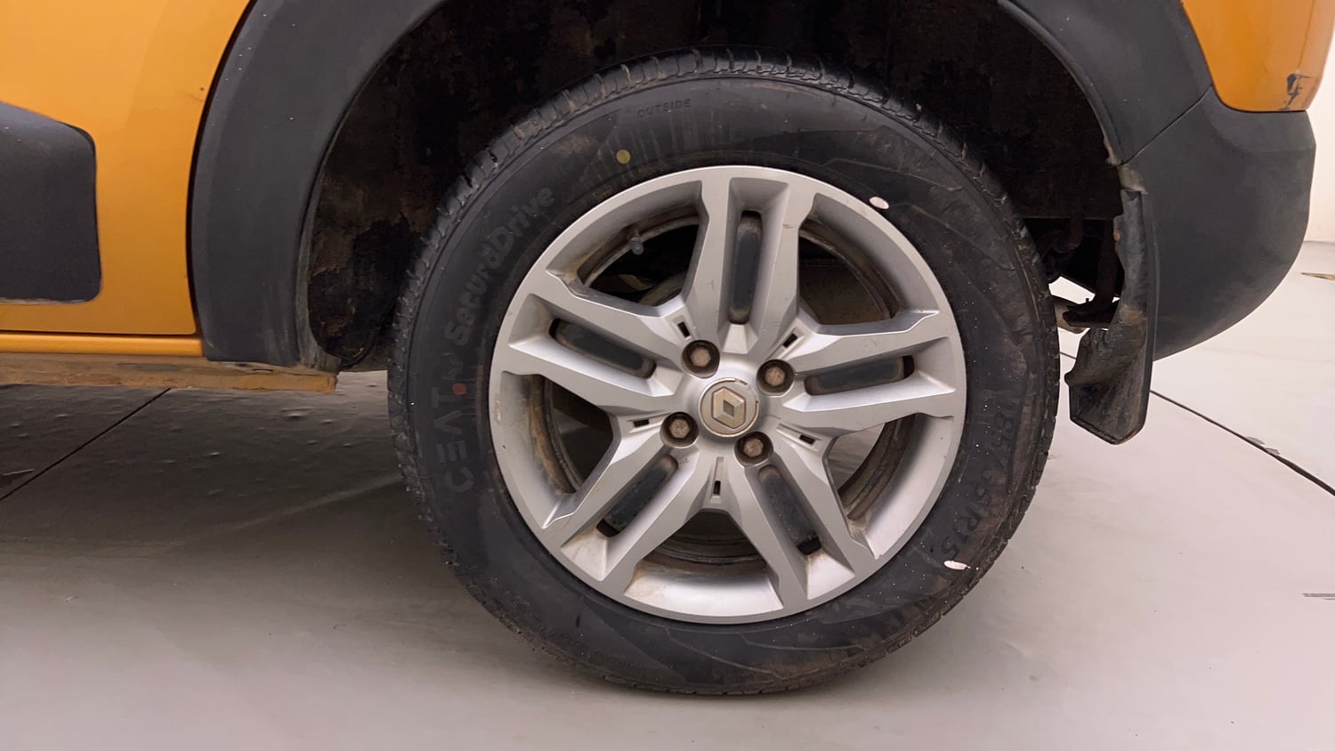 Used 2022 Renault Triber RXZ EASY-R AMT Petrol Automatic tyres LEFT REAR TYRE RIM VIEW