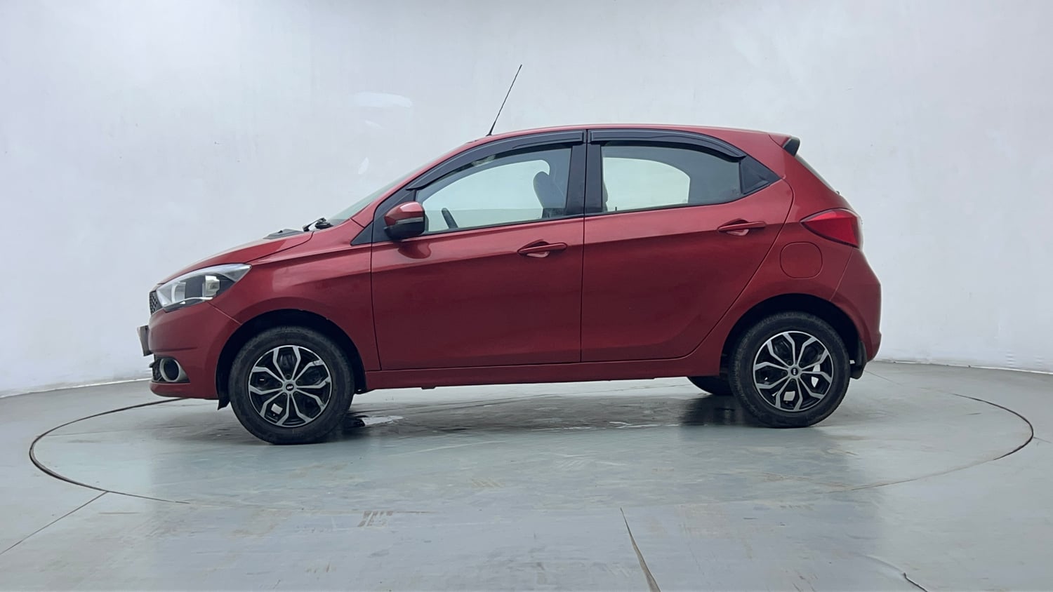 Used 2019 Tata Tiago Revotron XZ w/o Alloy Petrol Manual exterior LEFT SIDE VIEW