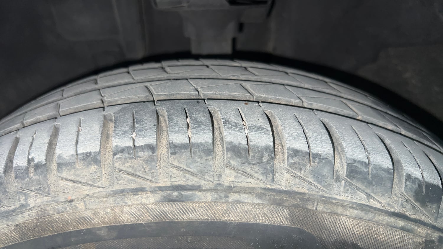 Used 2024 Renault Kwid RXT 1.0L Petrol Manual tyres LEFT FRONT TYRE TREAD VIEW