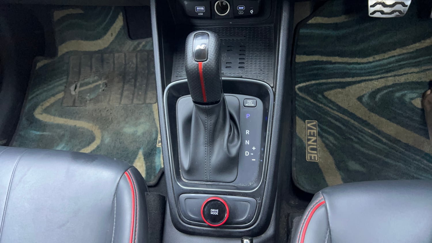 Used 2022 Hyundai Venue N-Line N6 DCT Dual Tone Petrol Automatic interior GEAR  KNOB VIEW