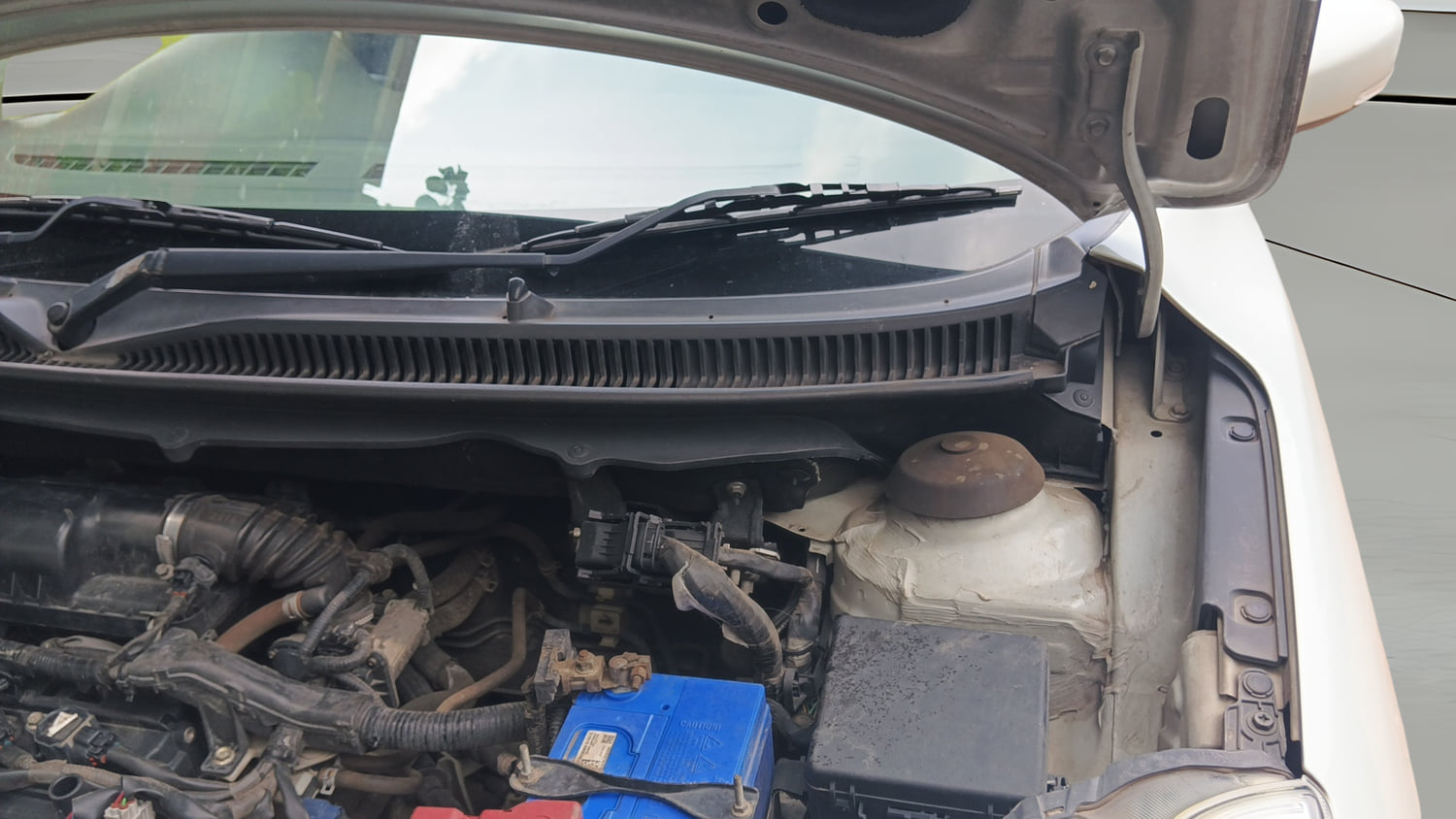 Used 2017 Maruti Suzuki Baleno Delta 1.2 Petrol Manual engine ENGINE LEFT SIDE HINGE & APRON VIEW