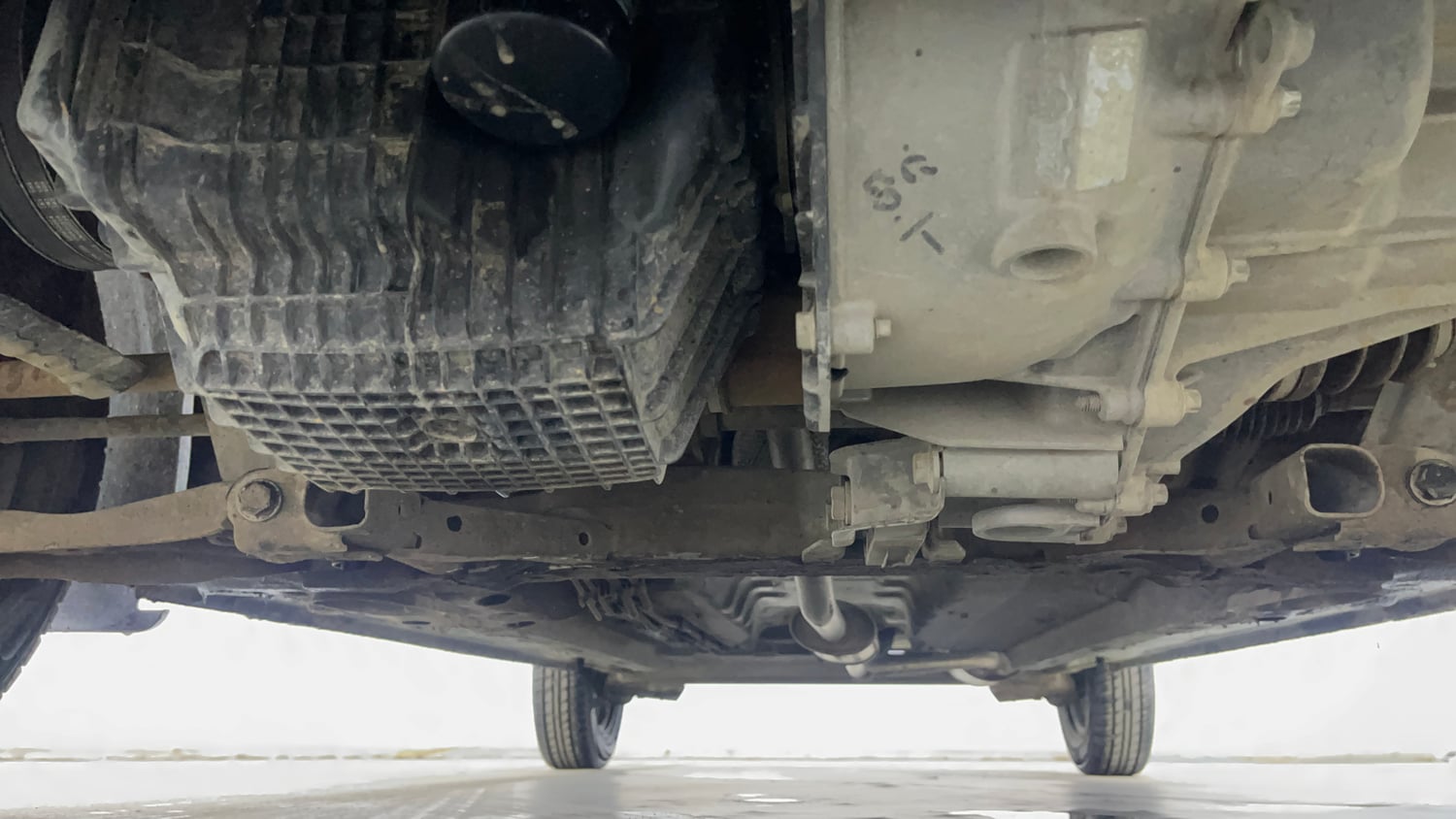Used 2018 Renault Kwid 1.0 RXT AMT Petrol Automatic extra FRONT LEFT UNDERBODY VIEW