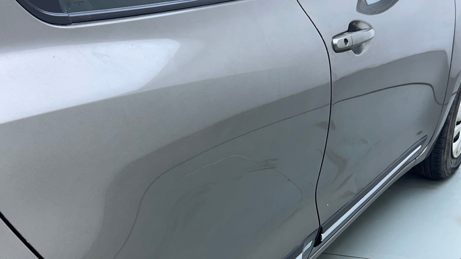 Used 2018 Maruti Suzuki Swift VXi AMT Petrol Automatic dents MINOR SCRATCH