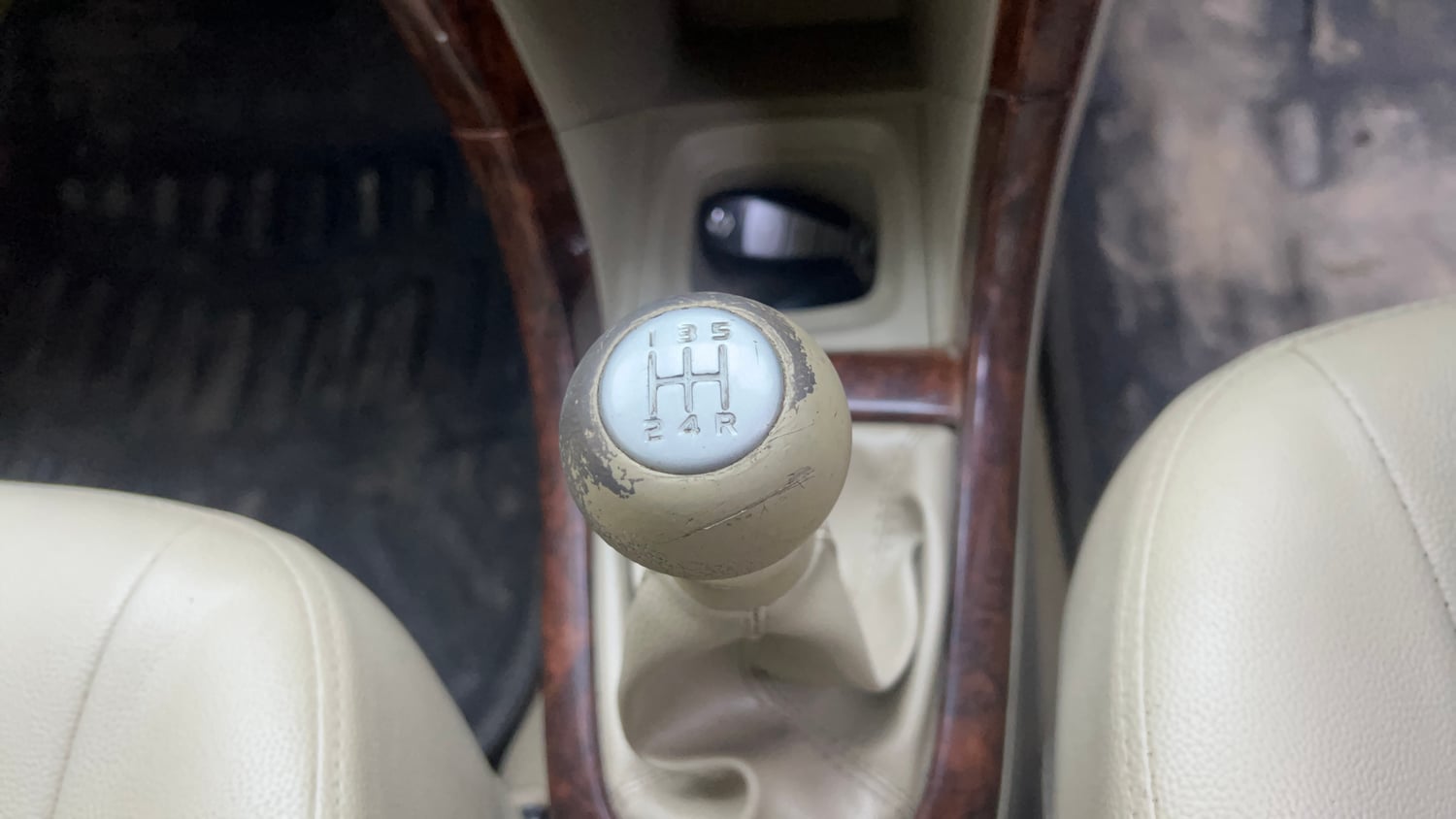 Used 2015 Maruti Suzuki Swift Dzire ZXI Petrol Manual interior GEAR  KNOB VIEW