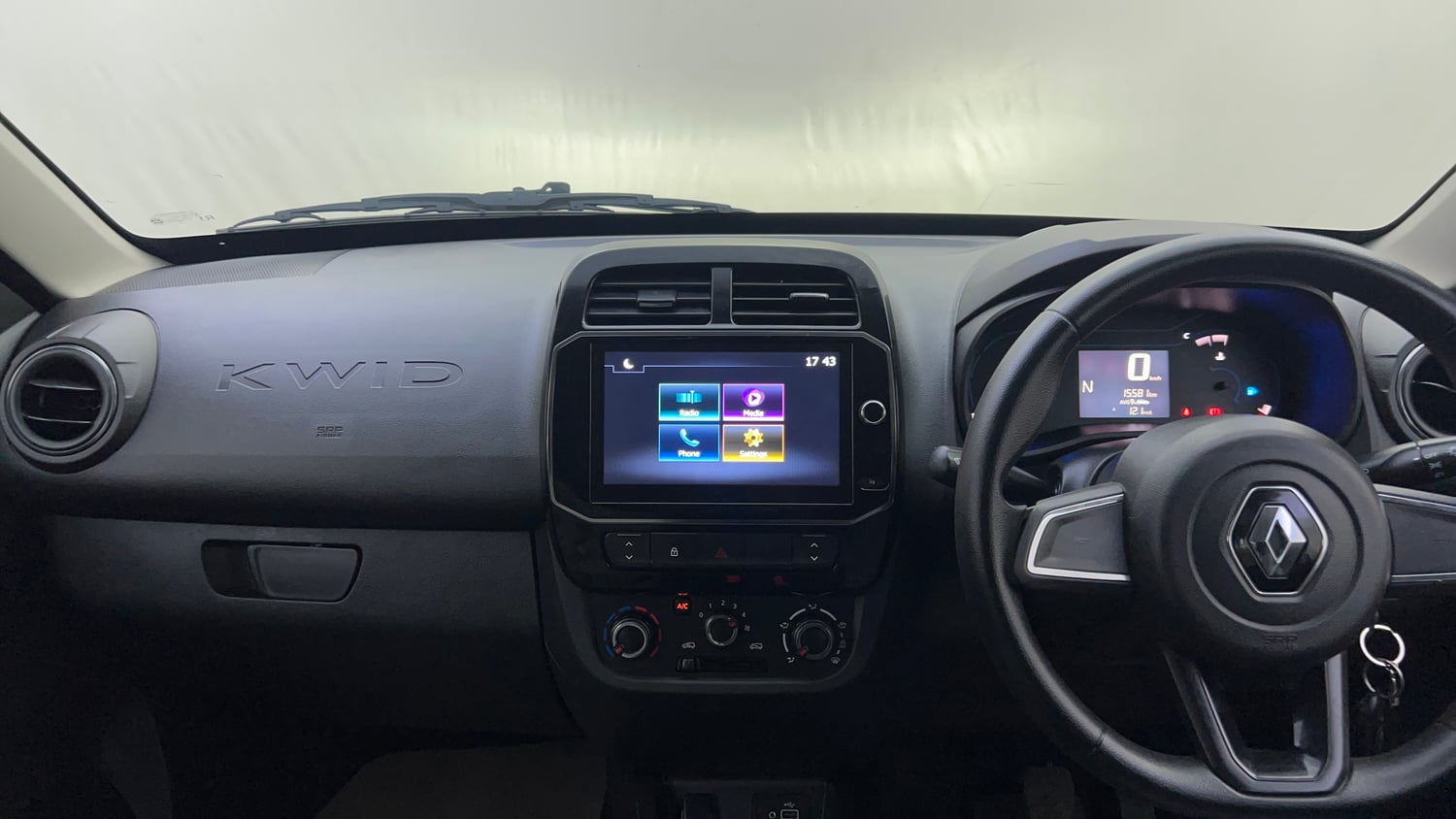 Used 2022 Renault Kwid RXT 1.0 AMT Petrol Automatic interior MUSIC SYSTEM & AC CONTROL VIEW