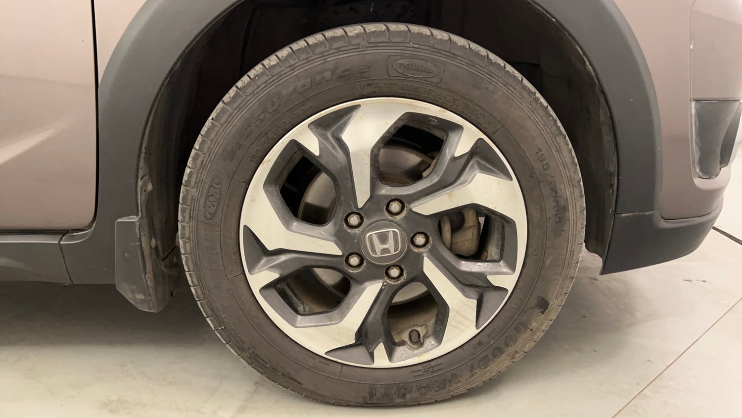Used 2017 Honda BR-V V CVT Petrol Petrol Automatic tyres RIGHT FRONT TYRE RIM VIEW