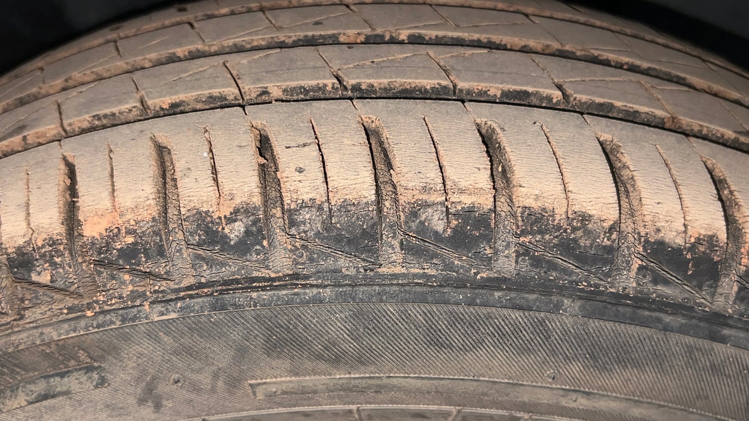 Used 2022 Renault Kwid RXT 1.0 AMT Petrol Automatic tyres RIGHT FRONT TYRE TREAD VIEW