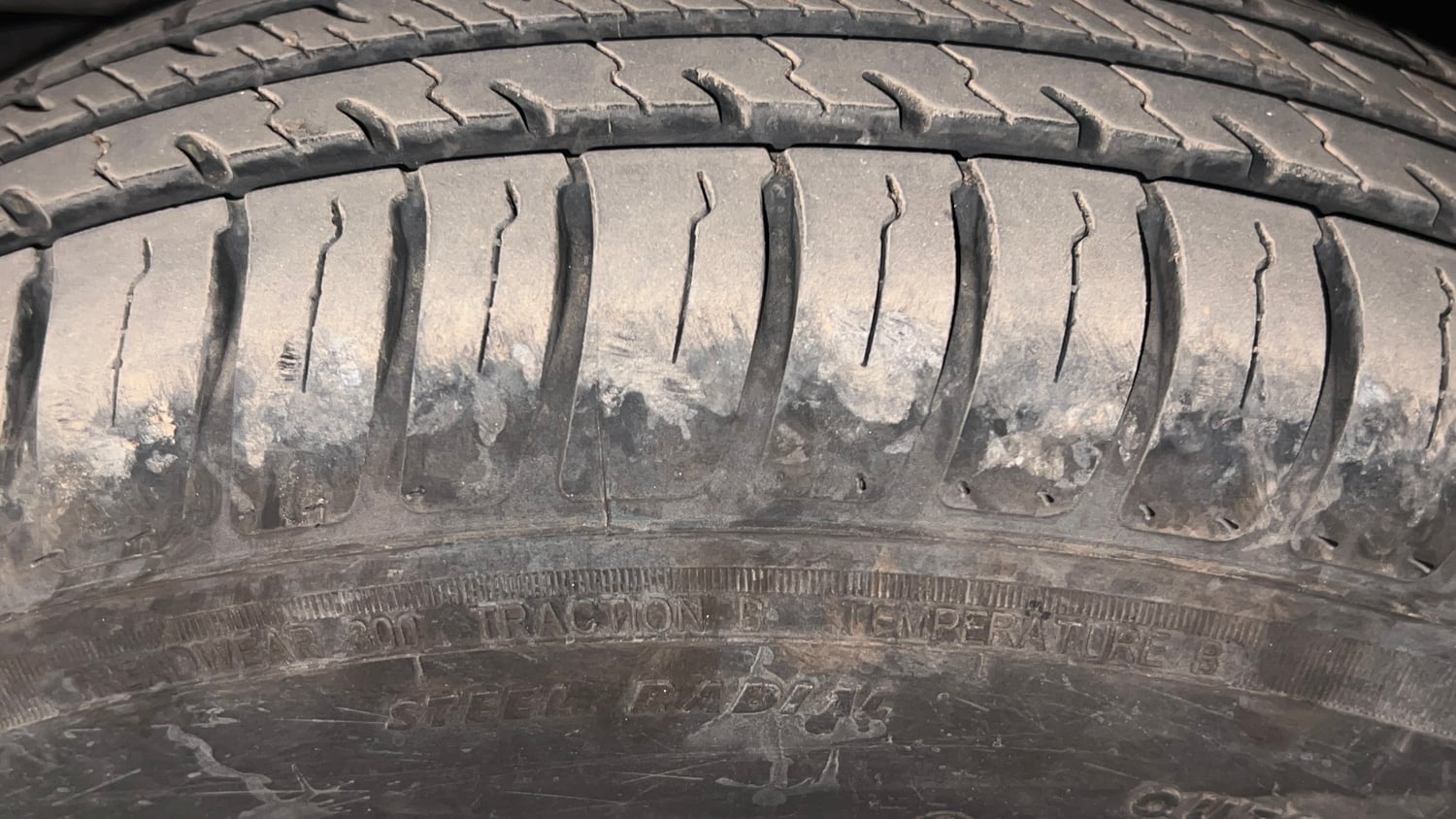 Used 2023 Maruti Suzuki Swift VXi Petrol Manual tyres LEFT FRONT TYRE TREAD VIEW