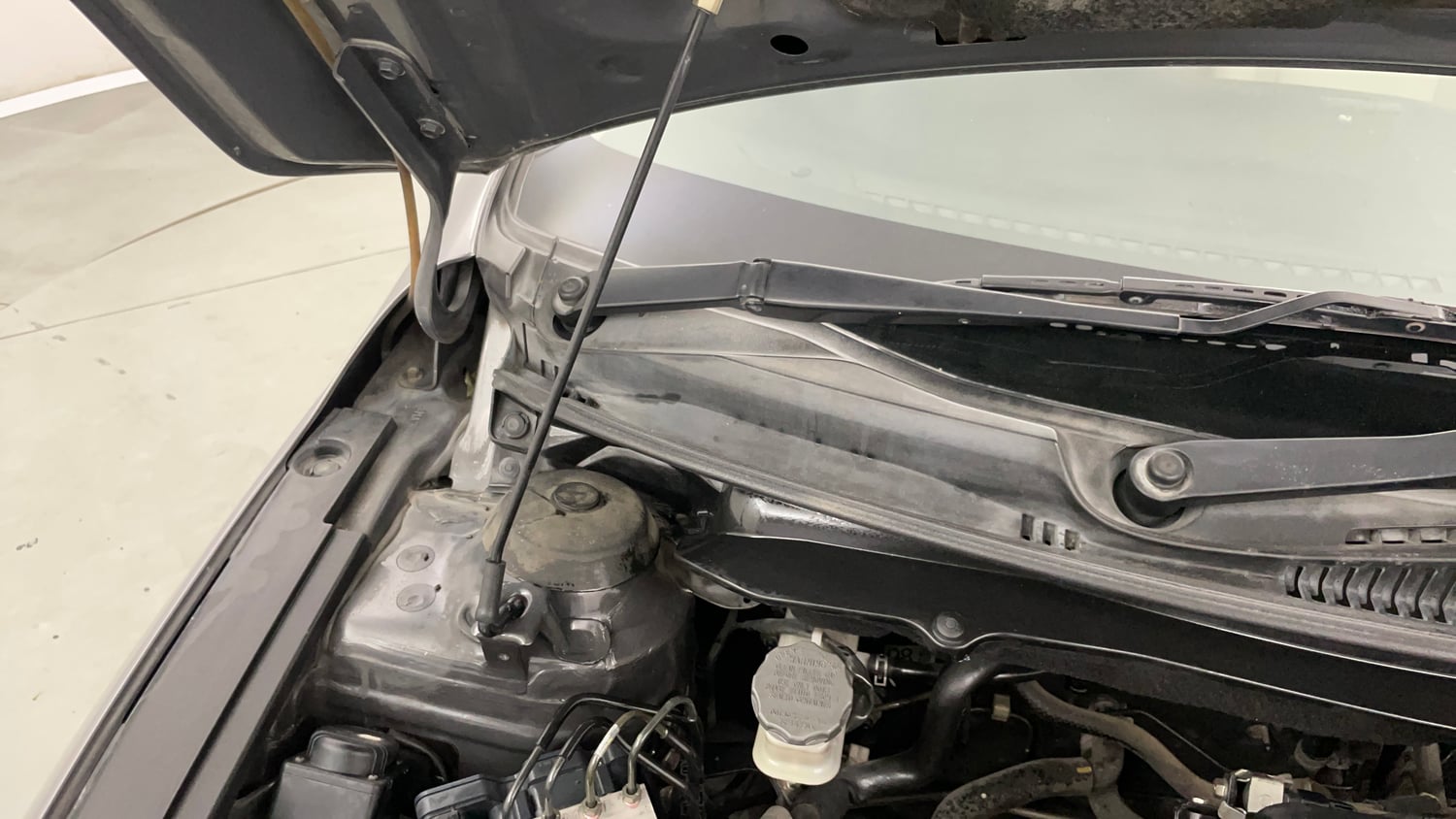 Used 2017 Maruti Suzuki Ciaz Alpha 1.4 MT Petrol Manual engine ENGINE RIGHT SIDE HINGE & APRON VIEW