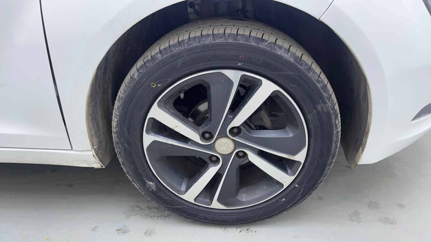 Used 2022 Tata Altroz XZ Petrol Petrol Manual tyres RIGHT FRONT TYRE RIM VIEW