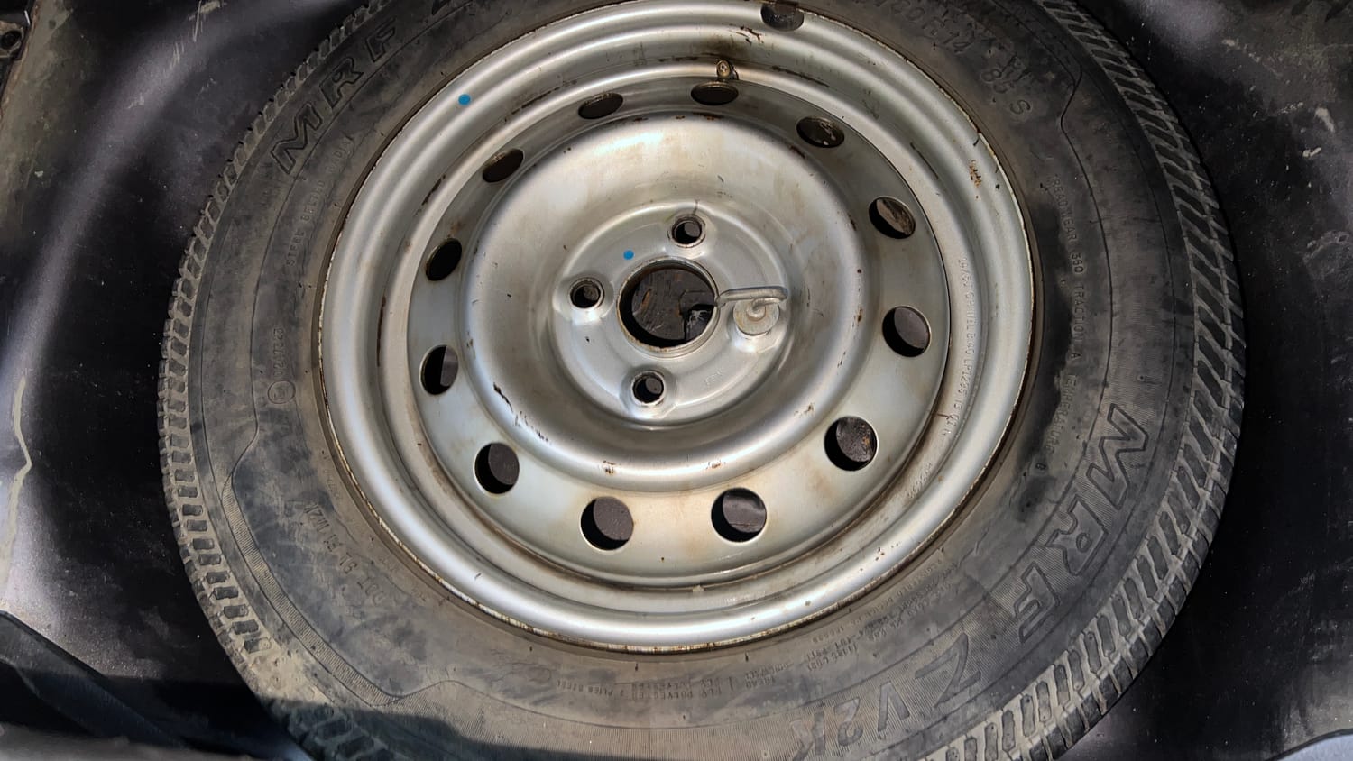Used 2013 Maruti Suzuki Swift LXi Petrol Manual tyres SPARE TYRE VIEW