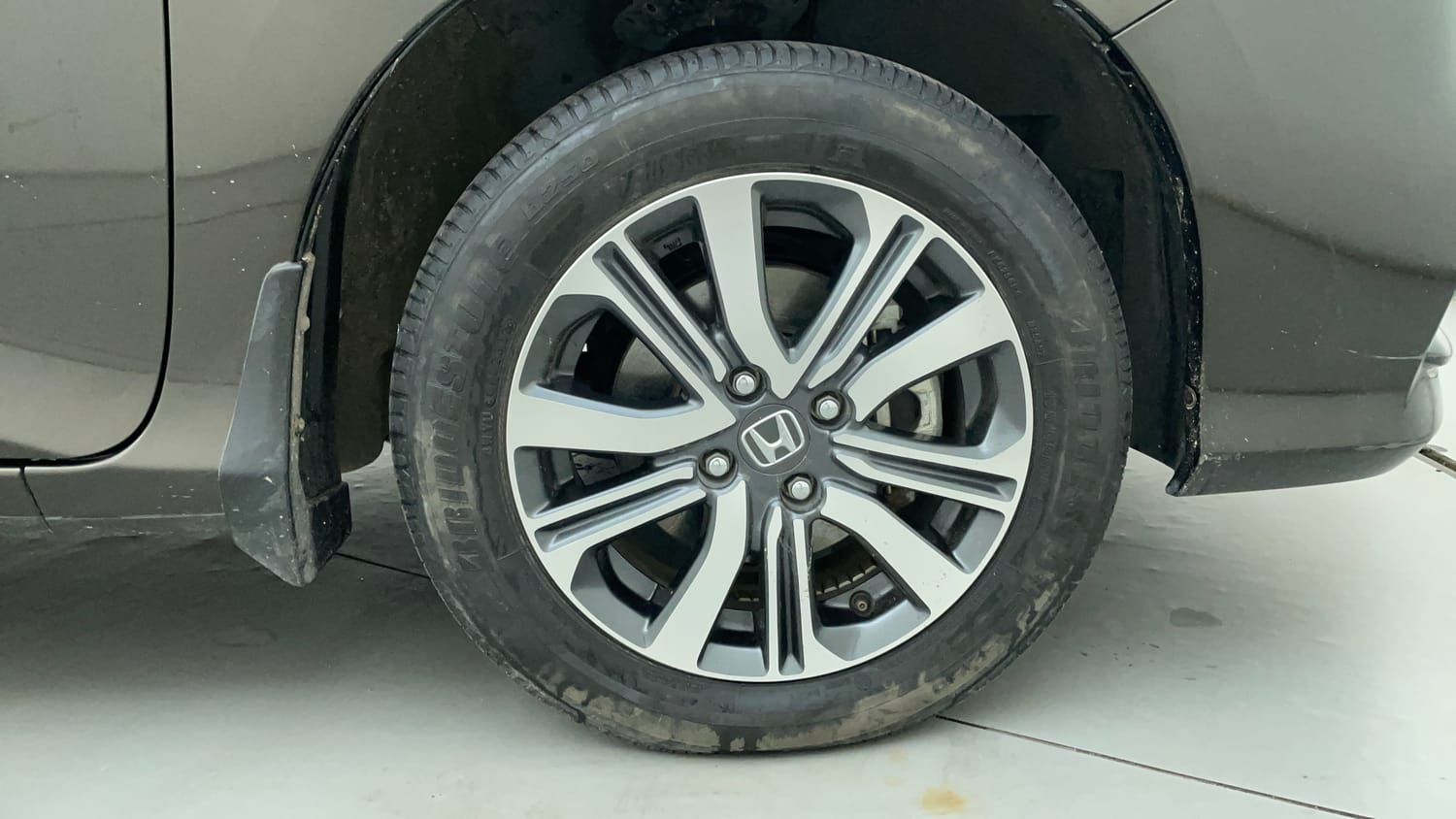 Used 2022 Honda City 4th Generation V Petrol Petrol Manual tyres RIGHT FRONT TYRE RIM VIEW